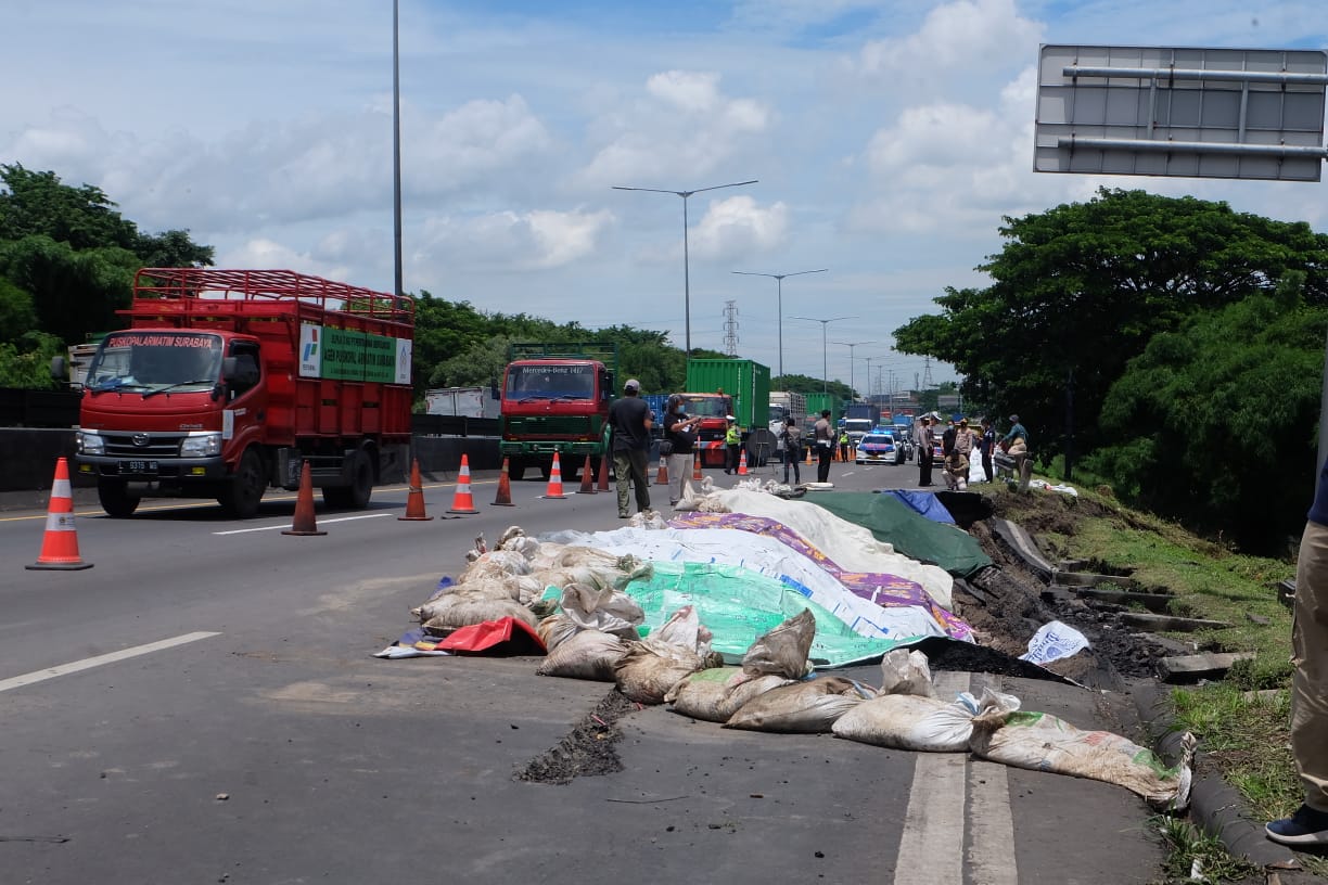 Ruas jalan tol Surabaya-Gempol yang longsor. (Foto: Istimewa)