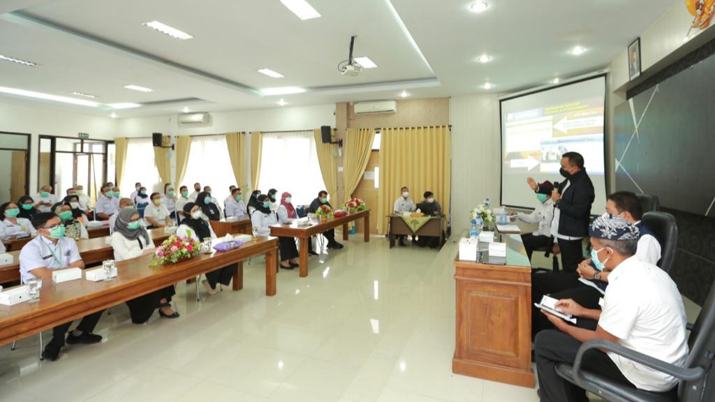 Bupati Banyuwangi Abdullah Azwar Anas bertemu dengan sejumlah nakes sehari jelang pelaksanaan vaksinasi. (Foto: Istimewa)