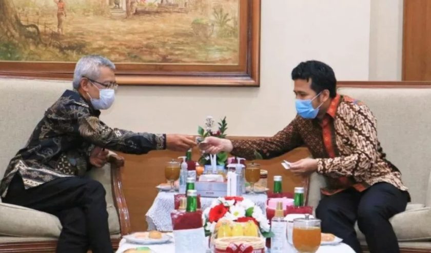 Wakil Gubernur Jawa Timur Emil Elestianto Dardak saat menerima kunjungan Duber RI untuk Kolombia, Priyo Iswanto. (Foto: Dok Prov Jatim)