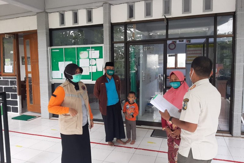 Petugas mendatangi guru yang sedang bertugas di SMK swasta Tulungagung, Rabu, 27 Januari 2021. (Istimewa)