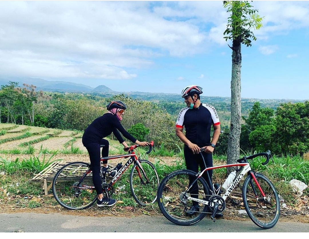 Gowes bersama sang suami, Walikota Kediri. (Foto: Instagram Feronica)