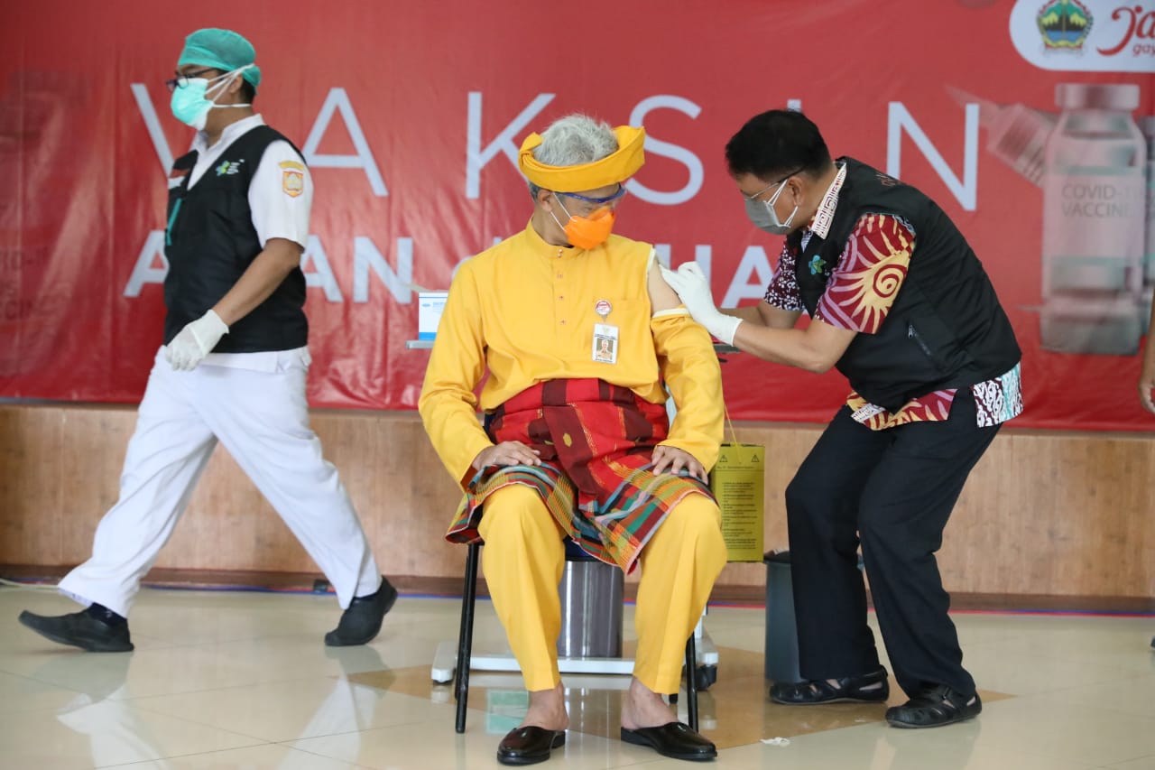 Gubernur Ganjar mendapat suntikan vaksin tahap II. (Foto: Dok Prov Jateng)