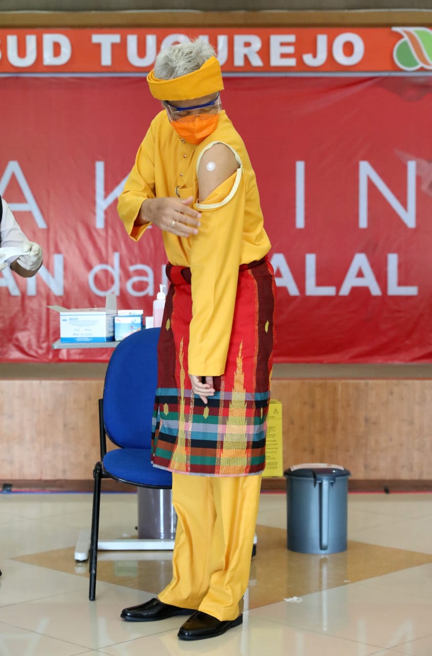 Gubernur Ganjar menunjukkan bekas suntikan vaksin tahap II. (Foto: Dok Prov Jateng)