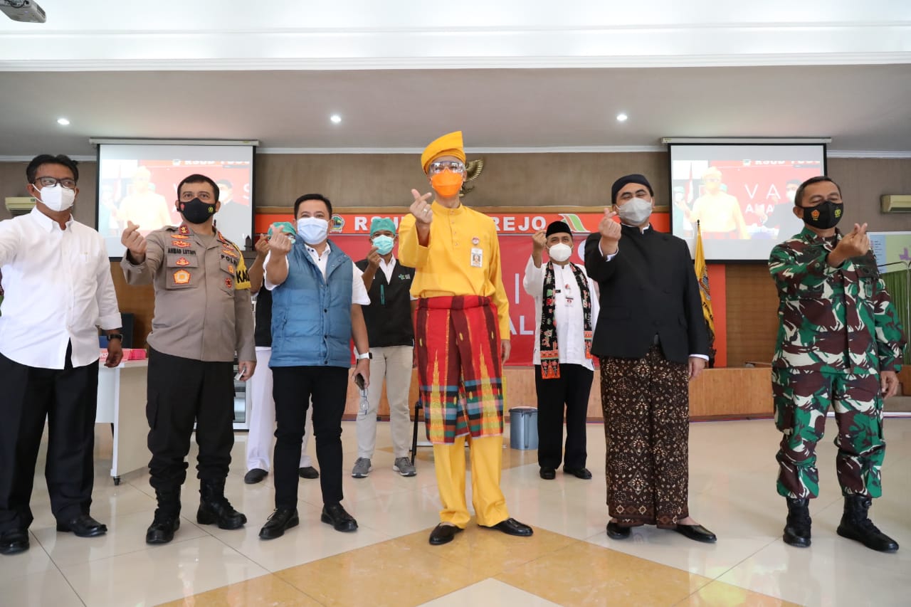 Ganjar bersama muspida Prov Jateng usai disuntik vaksin tahap II. (Foto: Dok Prov Jateng) 