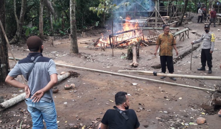 Petugas bersama masyarakat membakar arena judi sabung ayam agar tidak bisa digunakan lagi. (Foto: Istimewa)