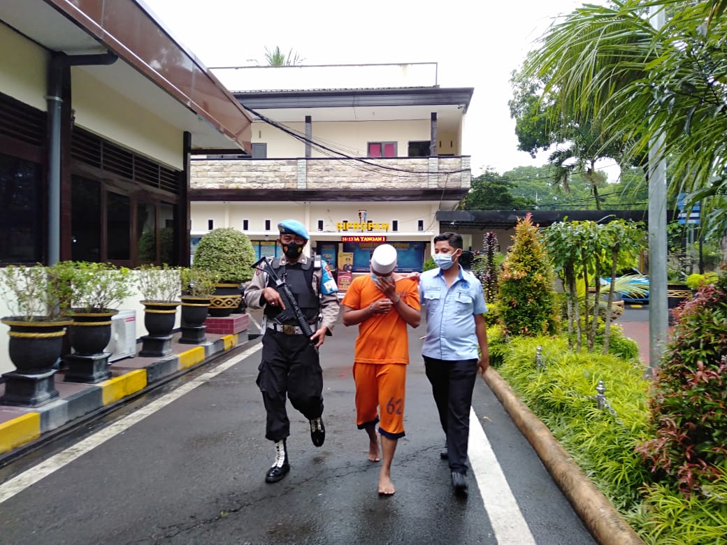 Tersangka kasus pencabulan berinisial MA saat berada di Mapolres Malang, Kabupaten Malang. (Foto: Istimewa)