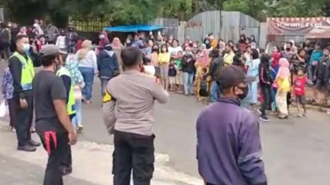 Pihak kepolisian bersama Satgas Covid-19 dan Satpol PP membubarkan warga yang berkerumun di depan gerbang lokasi syuting sinetron Ikatan Cinta yang telah ditutup seng. (Foto: Dok. Polres Bogor)