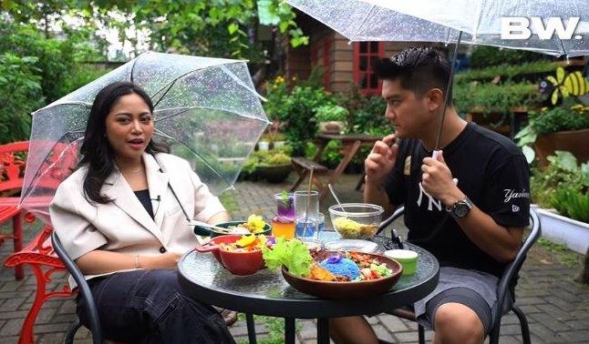 Rachel Vennya curhat lepas hijab di kanal YouTube Boy William. (Foto: Tangkapan layar YouTube BW)