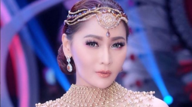 Pedangdut Inul Daratista sempat positif Covid-19 bersama suami dan anaknya. (Foto: Instagram)