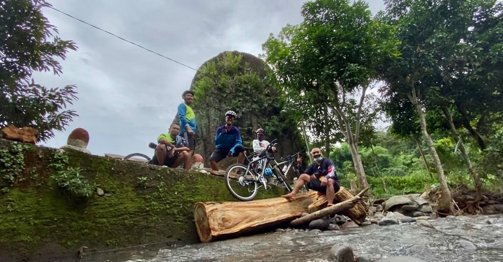 Gowes singgah di lokasi area Makam Pahlawan Nasional Tan Malaka. (Foto: Istimewa) 