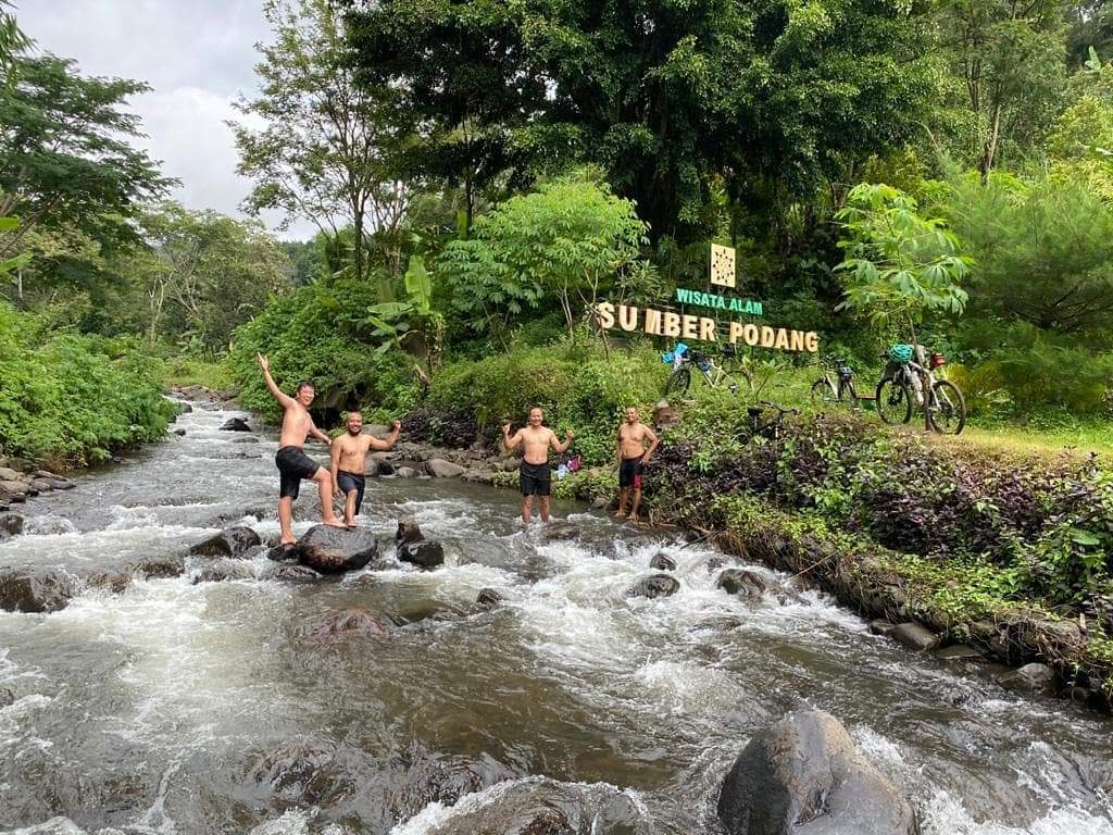 Gowes sambil mandi di Sungai Sumber Podang (Foto: Istimewa)