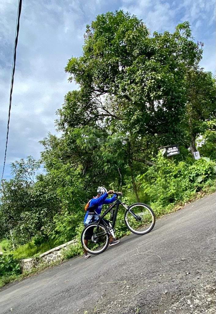 Gowes jalan menanjak, sepeda pun dituntun karena gak kuat. (Foto: Istimewa) 