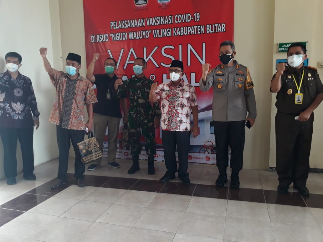 Pelaksanaan vaksinasi Covid-19 di RSUD Ngudi Waluyo Wlingi Kabupaten Blitar, Jawa Timur, diikuti oleh (dari kiri) Kajari Kabupaten Blitar, Kapolres Kabupaten Blitar, Bupati Blitar H Riyanto, Plt Sekda Kabupaten Blitar, Ketua DPRD Kabupaten Blitar,  tokoh masyarakat, dan tokoh pemuda. (Foto: Choirul Anam/Ngopibareng.id)