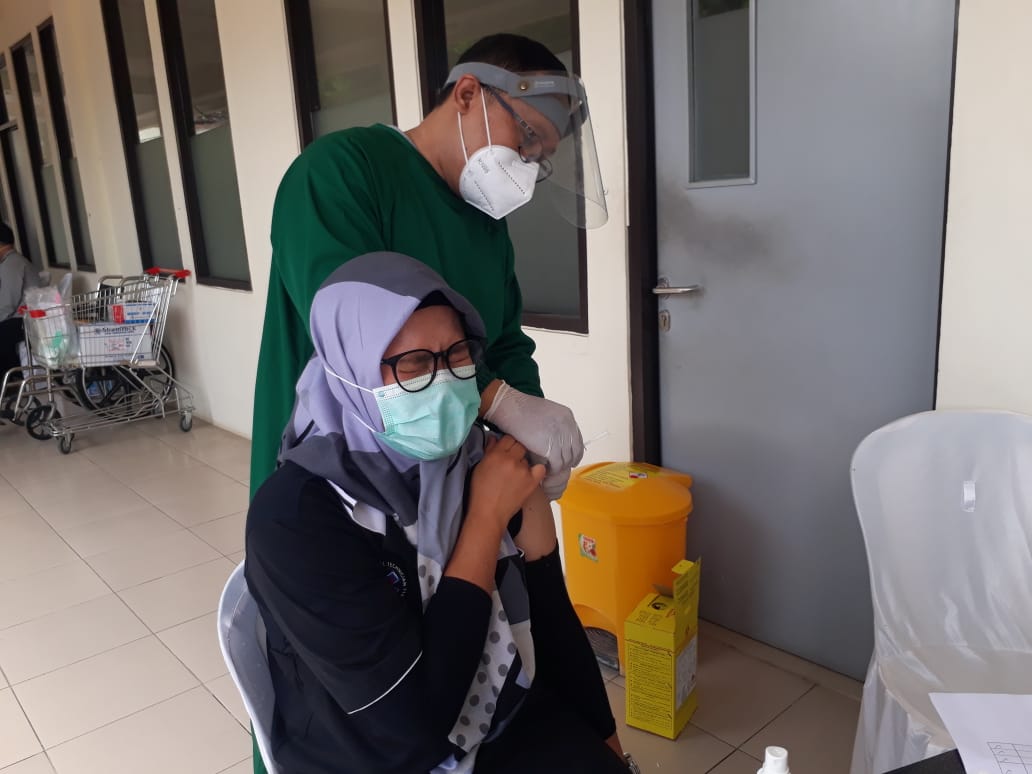 Ikima, nakes ruang UGD yang takut menghadapi jarum suntik vaksin Covid-19. (Foto: Choirul Anam/Ngopibareng.id)