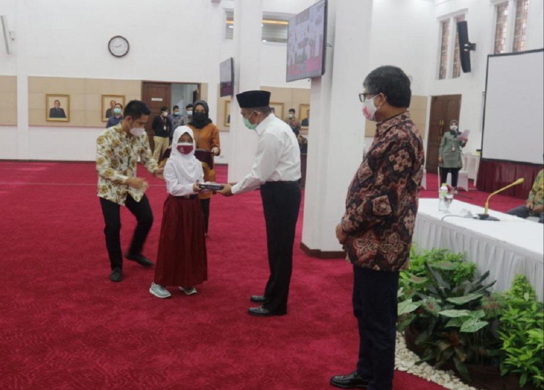 Penyerahan secara simbolis bantuan gawai untuk siswa yang membutuhkan dari alumni ITS. (Foto: Istimewa)