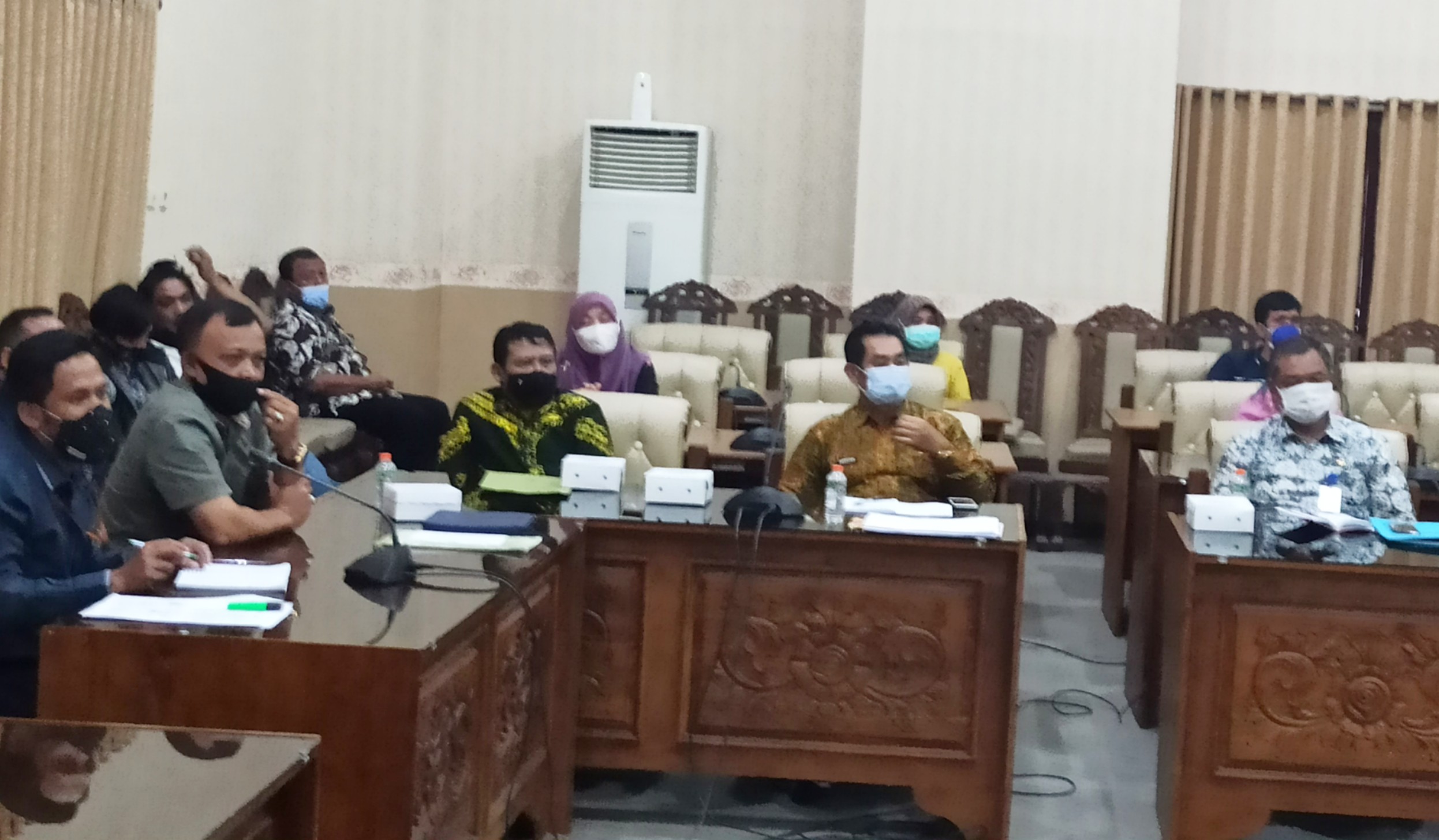 Hearing persoalan SDN Klatak di Kantor DPRD Banyuwangi sepakat dilakukan pertemuan lanjutan untuk mengambil kesepakatan. (Foto: Muh Hujaini/Ngopibareng.id)