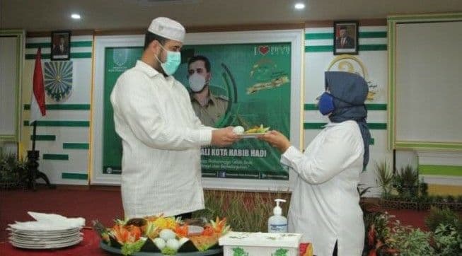 Walikota Probolinggo Hadi Zainal Abidin (kiri) saat tasyakuran dua tahun kepemimpinannya. (Foto: Ikhsan Mahmudi/Ngopibareng.id)