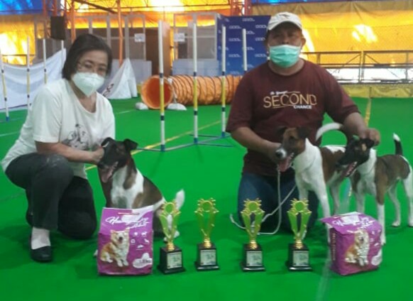 Liang Kaspe bersama anjing kesayangannya dalam suatu lomba. (Foto: Dok Pribadi)