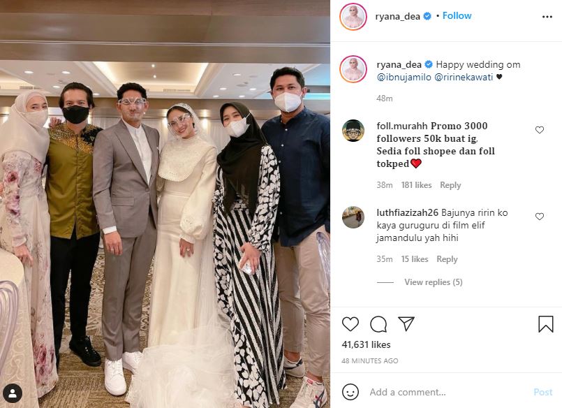 Bintang sinetron Dunia Terbalik, Ryana Dea mengunggah foto bersama pengantin Ibnu Jamil-Ririn Ekawati, dan pasangan Dimas Seto dan Dhini Aminarti. (Foto: Instagram)