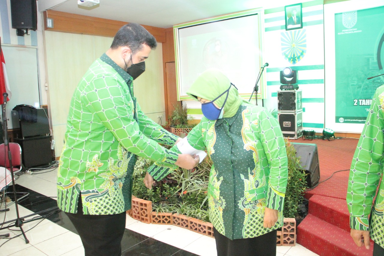 Walikota Probolinggo, Hadi Zainal Abidin menyematkan hand badge bertuliskan “I Love Probolinggo City” kepada sejumlah ASN. (Foto: Dinas Kominfo)