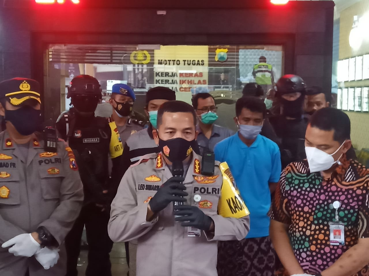 Kapolresta Malang Kota, Kombes Pol Leonardus Simarmata saat rilis kasus pemukulan petugas pemulasaraan jenazah Covid-19 di halaman Mapolresta Malang Kota, Jawa Timur. (Foto: Lalu Theo/Ngopibareng.id)