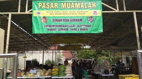 Pasar Muamalah Depok, Jalan Raya M Ali, Tanah Baru, Beji, Kota Depok, Jawa Barat, bertransaksi pakai Dinar dan Dirham. (Foto: YouTube Arsip Nusantara)