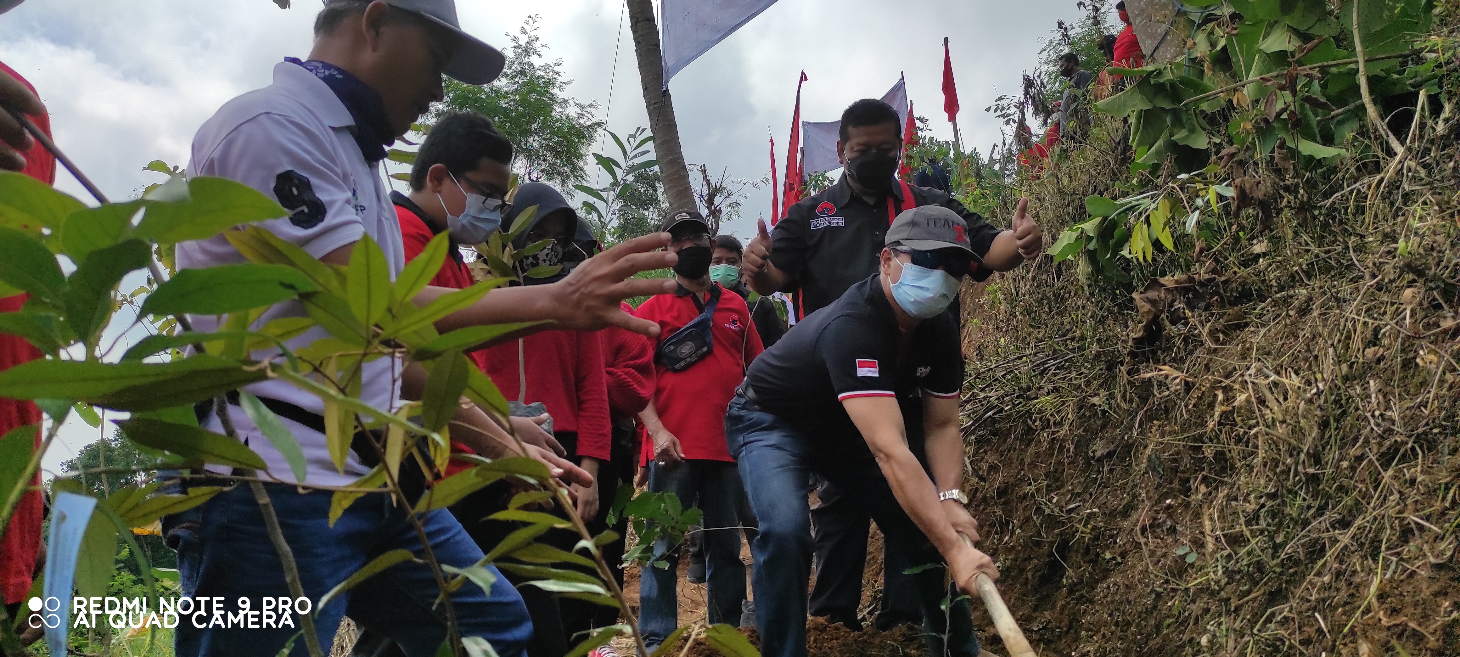 Tanam 2.000 pohon buah di lereng kaki Gunung Wilis untuk mencegah longsor. (Foto: Fendhy Plesmana/Ngopibareng.id)