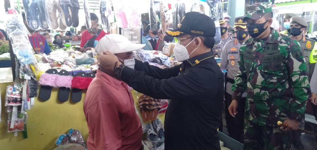 Walikota Malang, Sutiaji saat membagikan masker di Pasar Bunulrejo, Kota Malang (Foto: istimewa)