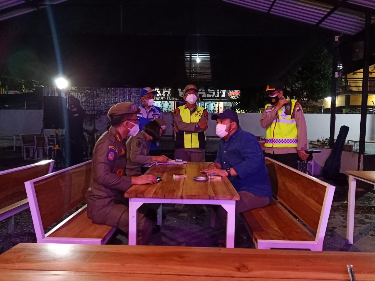 Satpol-PP Kota Malang saat melakukan penindakan di salah satu kafe (Foto: istimewa)