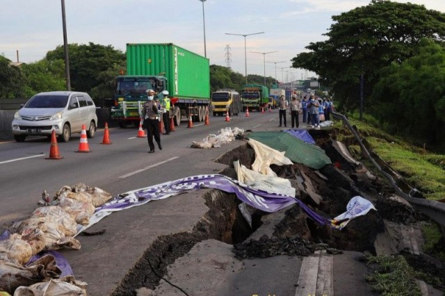 Badan jalan Tol Surabaya-Gempol lajur A KM 06+200 ambles. (Foto: Ant)