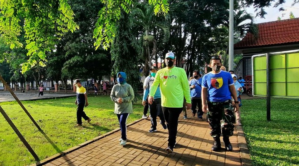 Walikota Probolinggo, Hadi Zainal Abidin (tengah) usai membuka Alun-alun Probolinggo. (Foto: Ikhsan Mahmudi/Ngopibareng.id)