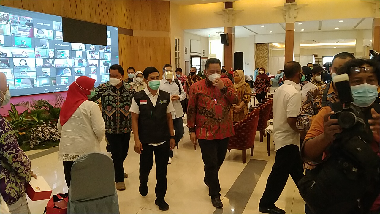 Plt Walikota Surabaya, Whisnu Sakti Buana ketika mendampingi Wakil Menteri Kesehatan Dante Saksono Harbuwono dalam kegiatan vaksinasi serentak di Graha YKP, Surabaya, Minggu 31 Januari 2021. (Foto: Fariz Yarbo/Ngopibareng.id)