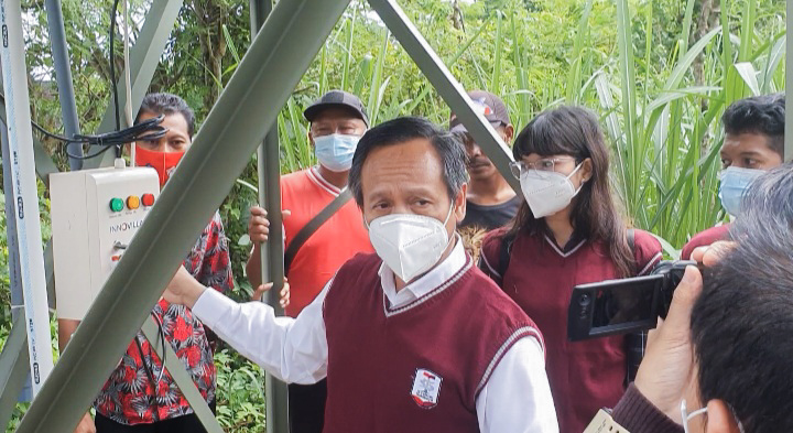 Rektor ITTelkom saat meresmikan alat Mizu Water di Desa Desa Kalidahu, Blitar. (Foto: Istimewa)