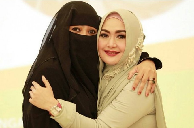 Foto kenangan mendiang Soraya Abdullah dengan artis Eddies Adelia. (Foto: Instagram)