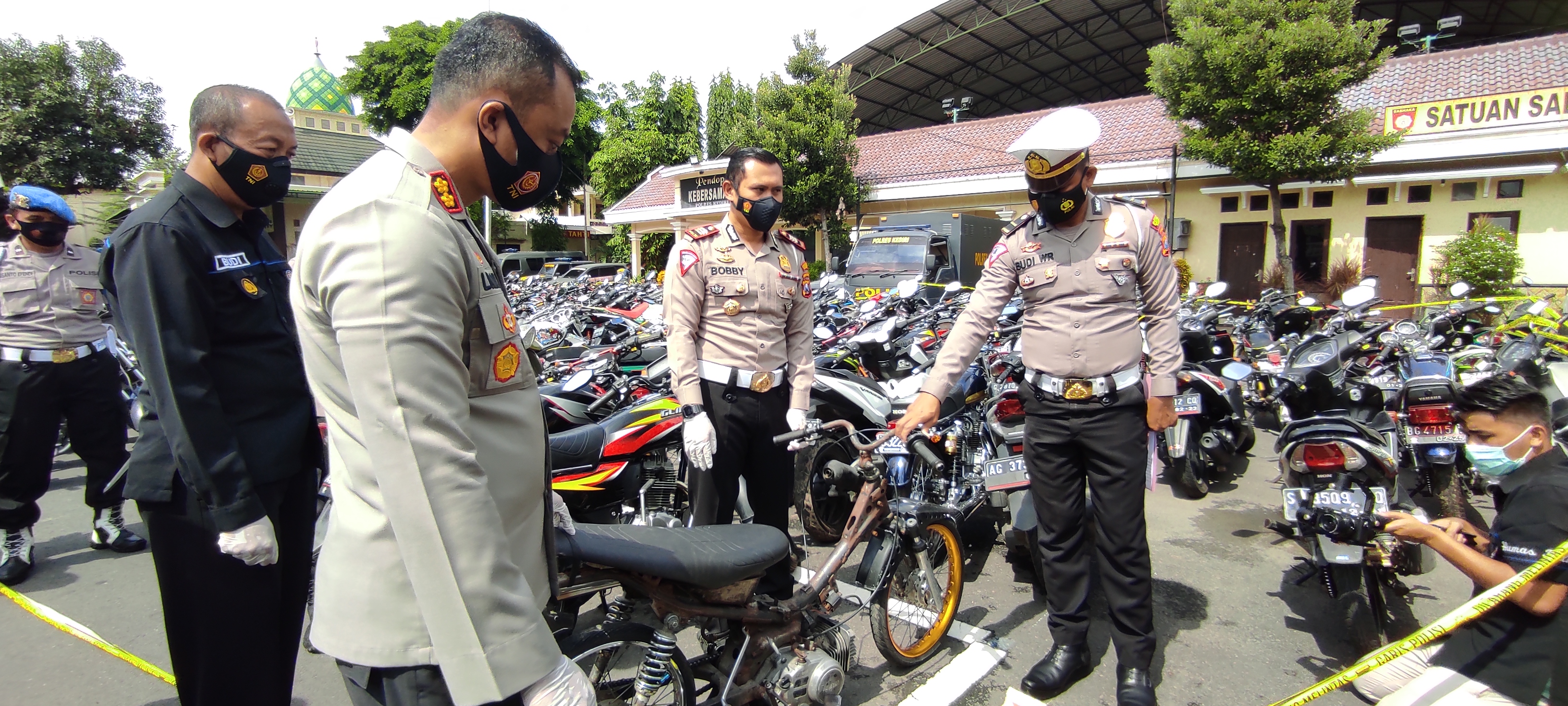 Barang bukti kendaraan protolan dalam operasi balapan liar. (Foto: Fendhy Plesmana/Ngopibareng.id) 