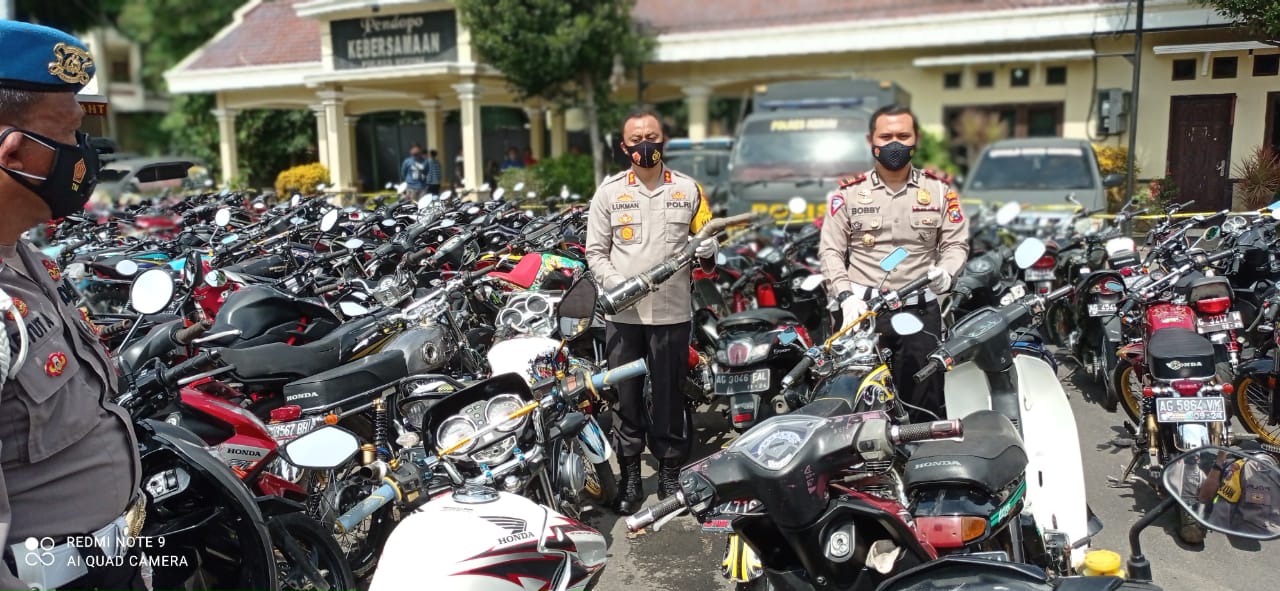 Barang bukti kendaraan protolan yang disita dari operasi balapan liar. (Foto: Fendhy Plesmana/Ngopibareng.id)