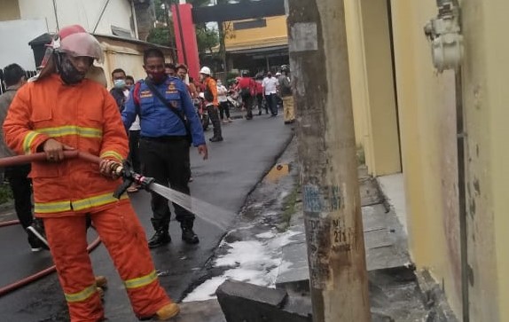 Petugas Damkar berusaha memadamkan jargas yang bocor dan terbakar di Perumahan Arum Permai. (Foto: Ikhsan Mahmudi/Ngopibareng.id)