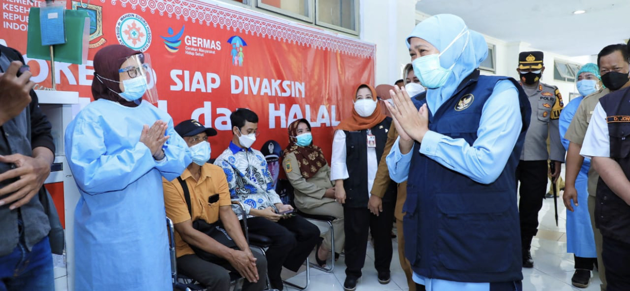 Gubernur Jawa Timur (Jatim), Khofifah Indar Parawansa, ketika melihat proses vaksinasi dI RSUD Dr. Wahidin Sudiro Husodo Mojokerto. (Foto: Istimewa)