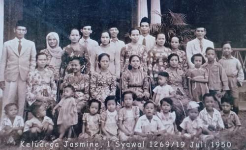 Ibuku, Hajjah Faridah binti Haji Zarcasy, berdiri baris kedua, nomor 3 dari kanan. Simbahku,  Mbah Ko atau Haji Zarcasy, berdiri di belakang nomor 4 dari kiri. (Foto; Dok. Pribadi)