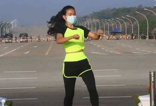 Guru senam Khing Hnin Wai berolahraga aerobik dengan iringan Ampun Bang Jago di Myanmar. (Foto:tangkapam layar via Buzzfeed)