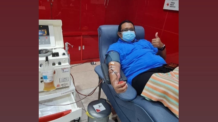 Salah satu pendonor darah plasma di Unit Transfusi Darah di Kota Surabaya. (Foto: Plasmahero.id)