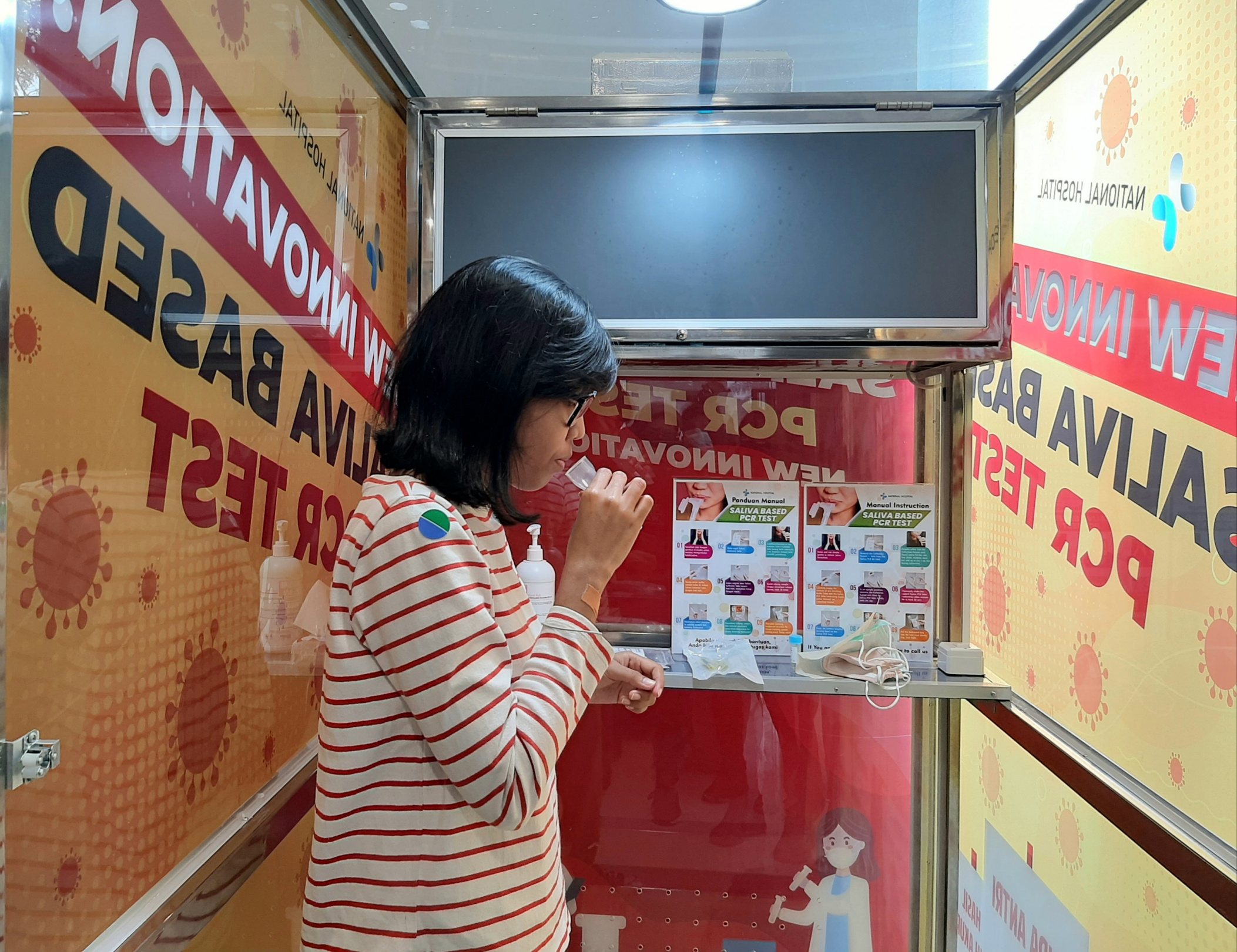 Pemeriksaan PCR Saliva dengan sample air liur. (Foto: Pita Sari/Ngopibareng.id)