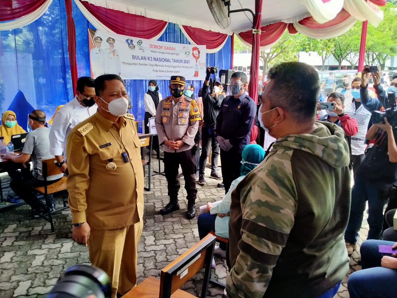 Plt Walikota Surabaya, Whisnu Sakti Buana (kiri) berdiskusi dengan salah satu peserta skrining donor plasma convalescent Rahardi Soekarno Junianto di PT SIER, Surabaya, Selasa 2 Februari 2021. (Foto: Fariz Yarbo/Ngopibareng.id)