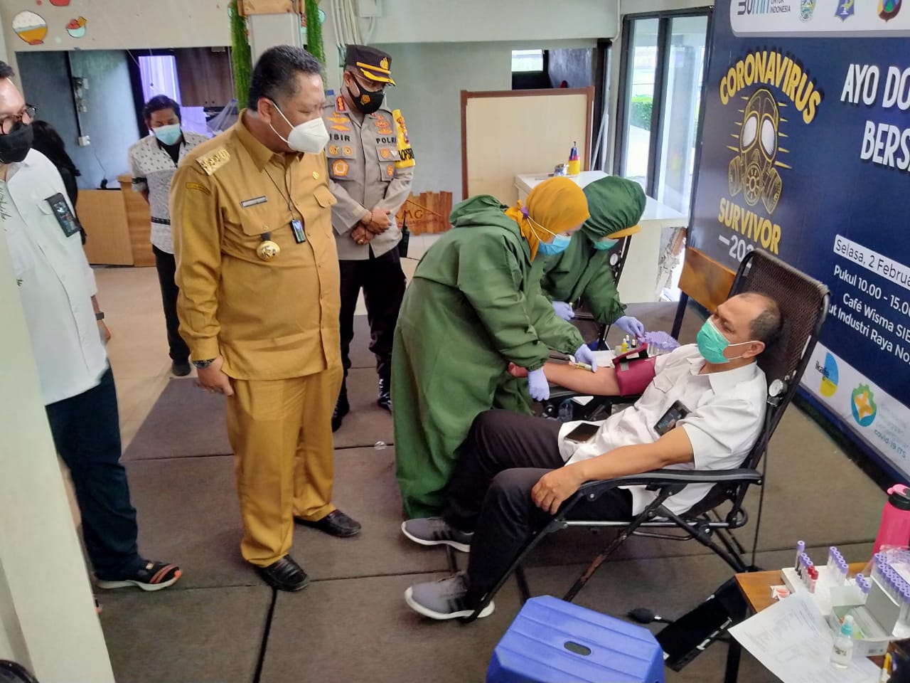 Plt Walikota Surabaya, Whisnu Sakti Buana ketika melihat proses skrining yang diikut oleh pendonor plasma konvalesen di PT SIER, Surabaya, Selasa 2 Februari 2021. (Foto: Fariz Yarbo/Ngopibareng.id)