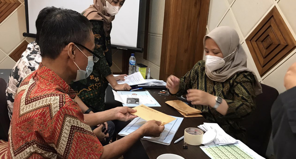 Proses penyerahan kompensasi bagi korban terorisme (Foto: Andhi Dwi/Ngopibareng.id)