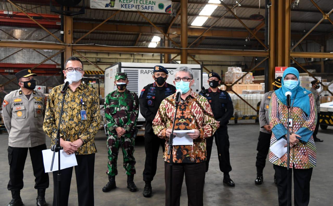 Penerimaan kedatangan vaksin Covid-19 Sinovac di Bandara Internasional Soekarno Hatta, Cengkareng. (Foto: Setpres)