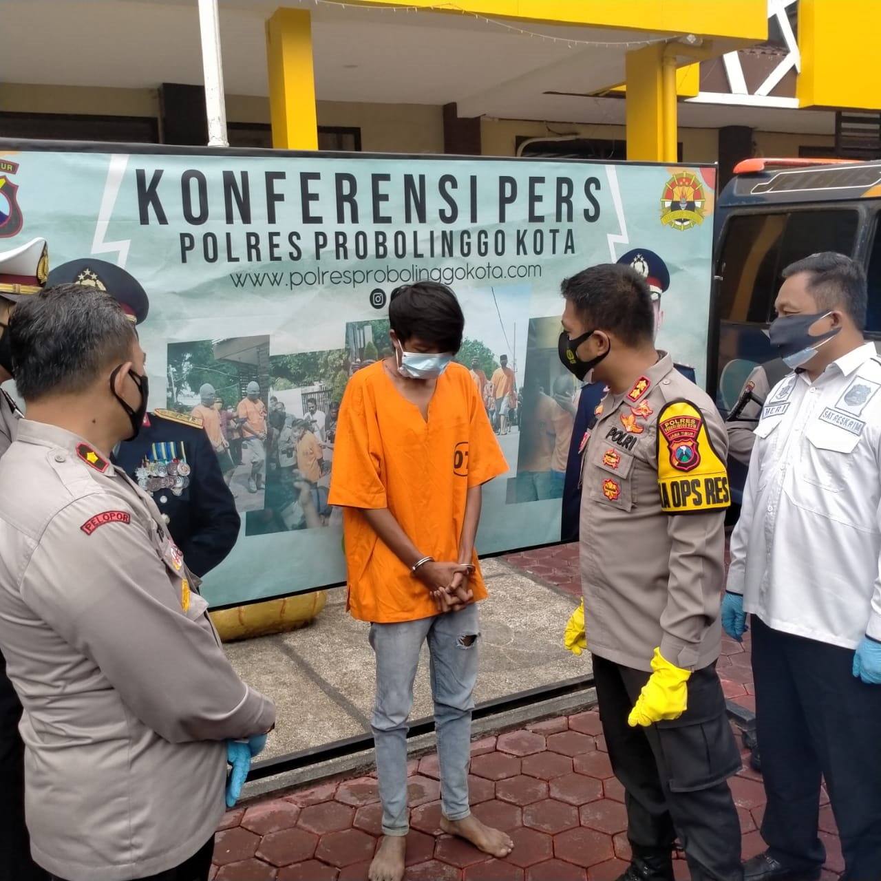 Kapolrests Probolinggo, AKBP RM. Jauhari bersama sopir MPU, Ahmad Antoni. (Foto: Ikhsan Mahmudi/Ngopibareng.id)