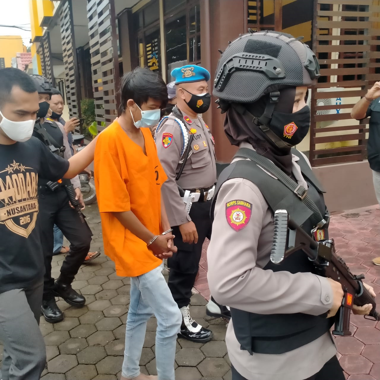 Sopir MPU yang dengan sengaja senggol Polantas di Probolinggo, Ahmad Antoni, 27 tahun dikeler polisi. (Foto: Ikhsan Mahmudi/Ngopibareng.id)