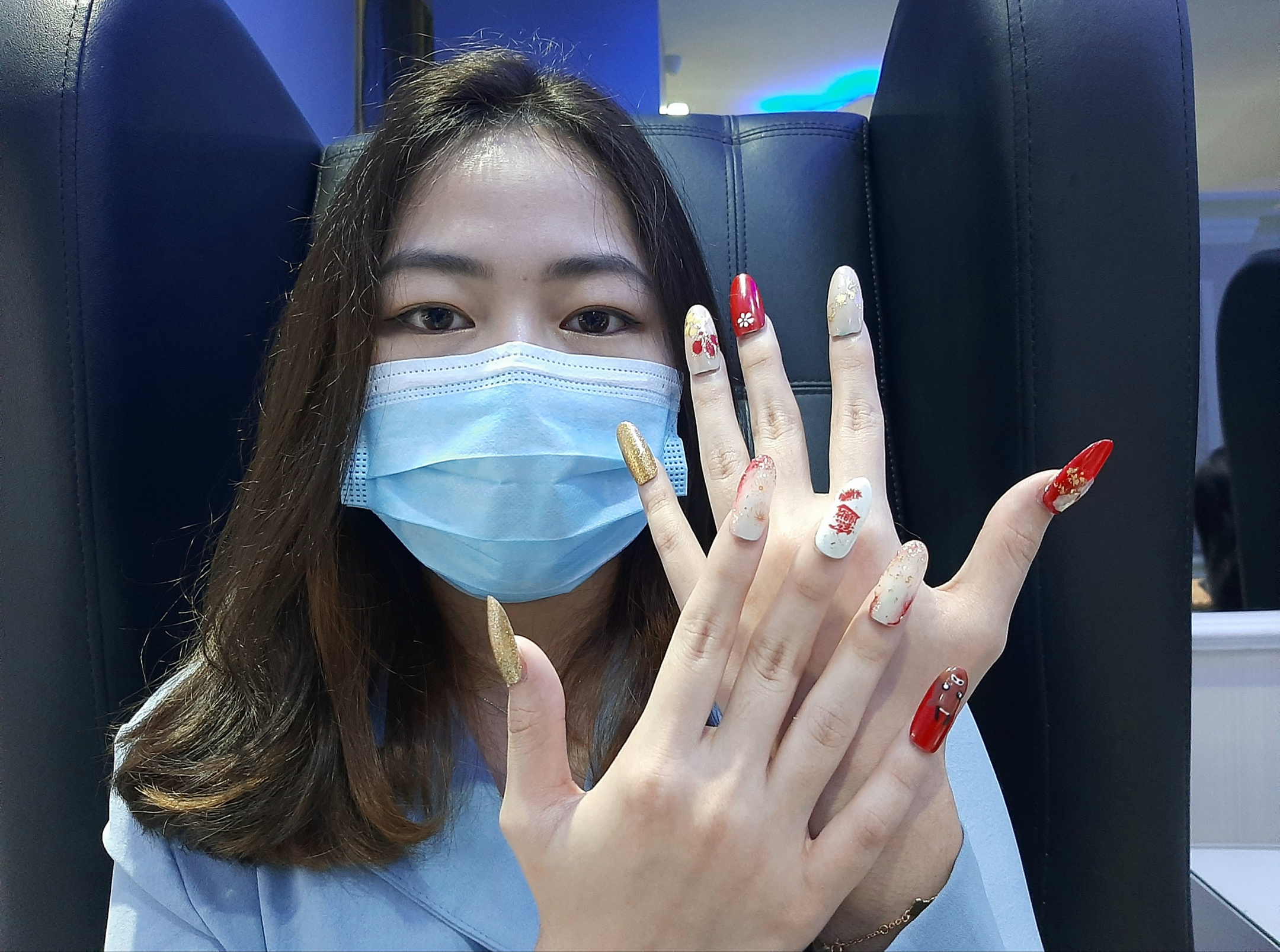 Nail art khas Imlek dengan corak dan warna khas Imlek. (Foto: Pita Sari/Ngopibareng.id)