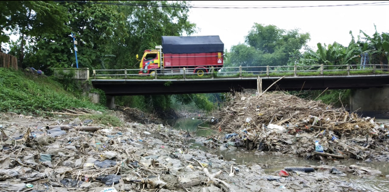 Kali Marmoyo, Jombang, yang dipenuhi sampah plastik. (Foto: Dok. CAER)